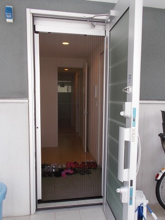 玄関にプリーツ網戸をお取り付け